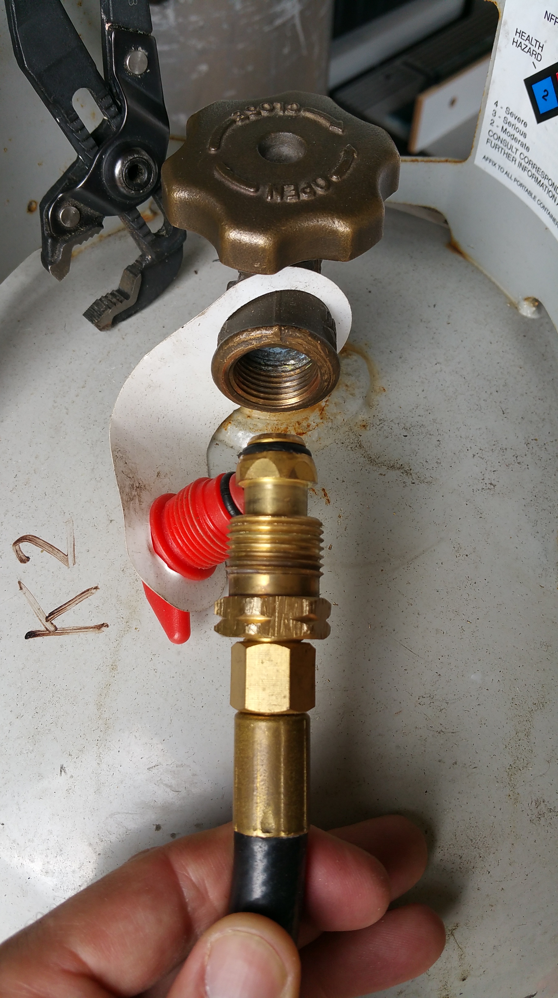 hose-to-tank-connection